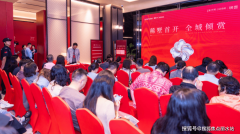 塔吊正在空中划出